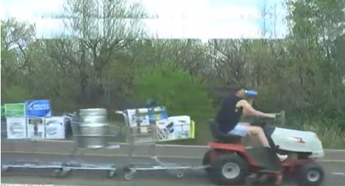 Yankilandia: Una cortacésped tirando de 10 carritos cargados de cerveza