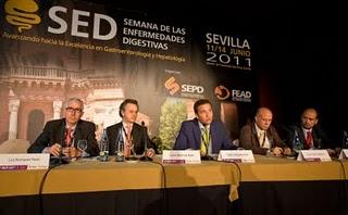 Es necesario abordar el riesgo cardiovascular y gastrointestinal del paciente de manera coordinada por gastroenterólogo y cardiólogo