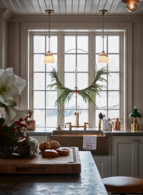 Una elegante casa de Navideña escandinava. Una elegante casa de Navideña escandinava.