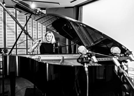 El sello Movistar Sound lanza el primer sencillo de Izzy, la voz que hechiza en la campaña de Navidad de Movistar