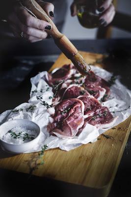 Filetes de Cordero  a la plancha con anchoas y  calabaza asada .