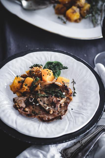 Filetes de Cordero  a la plancha con anchoas y  calabaza asada .
