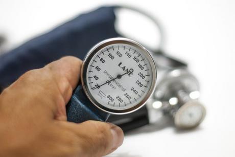 Trabajar muchas horas podría aumentar la presión arterial