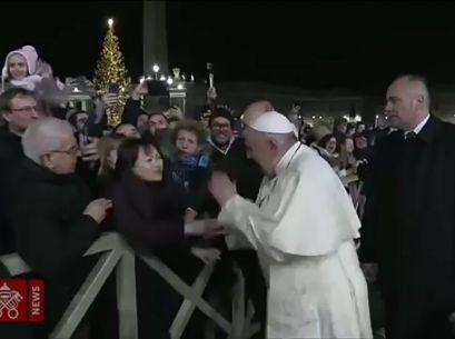 Papa Francisco se disculpa al rechazar a una #peregrina que tiró de su brazo