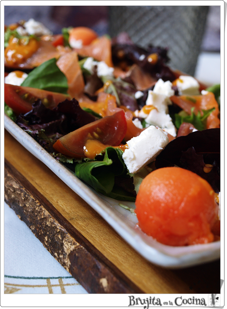 Ensalada papaya, salmón y queso cabra