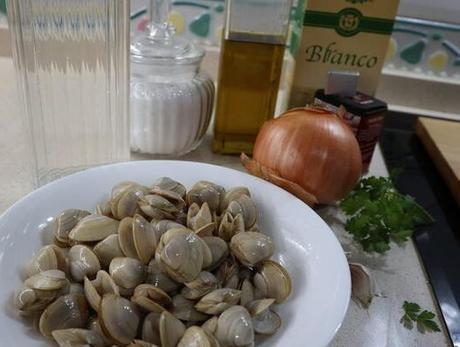 Ingredientes para hacer la almejas a la marinera en Thermoomix