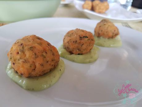 ALBONDIGAS DE SALMON CON SALSA DE AGUACATE Y YOGUR