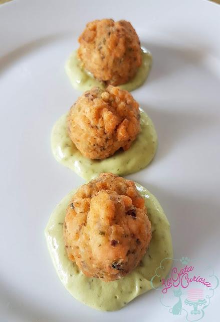 ALBONDIGAS DE SALMON CON SALSA DE AGUACATE Y YOGUR ALBONDIGAS DE SALMON CON SALSA DE AGUACATE Y YOGUR