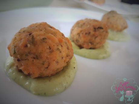 ALBONDIGAS DE SALMON CON SALSA DE AGUACATE Y YOGUR ALBONDIGAS DE SALMON CON SALSA DE AGUACATE Y YOGUR