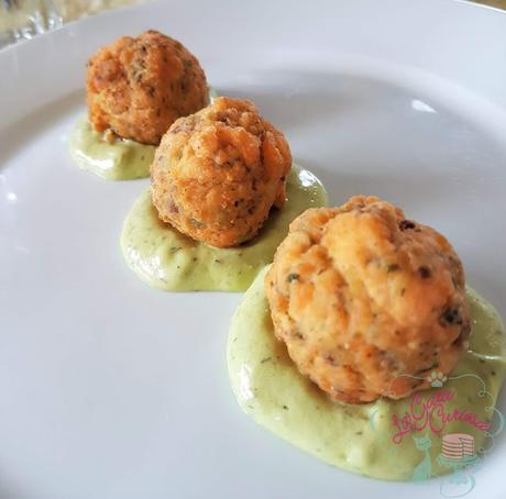 ALBONDIGAS DE SALMON CON SALSA DE AGUACATE Y YOGUR ALBONDIGAS DE SALMON CON SALSA DE AGUACATE Y YOGUR