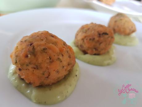 ALBONDIGAS DE SALMON CON SALSA DE AGUACATE Y YOGUR ALBONDIGAS DE SALMON CON SALSA DE AGUACATE Y YOGUR