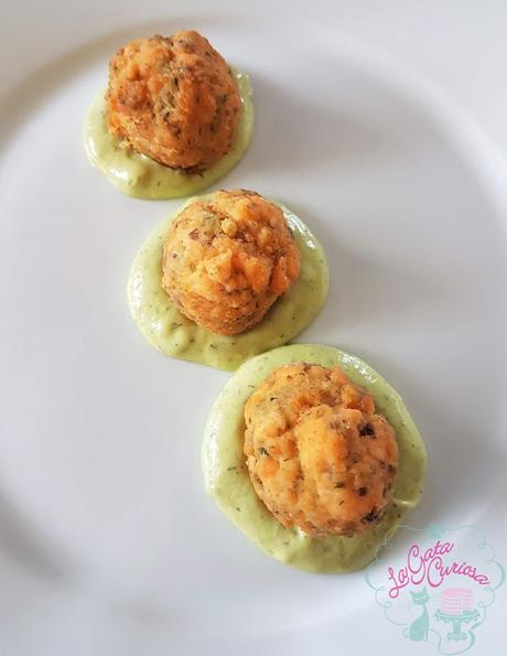 ALBONDIGAS DE SALMON CON SALSA DE AGUACATE Y YOGUR ALBONDIGAS DE SALMON CON SALSA DE AGUACATE Y YOGUR
