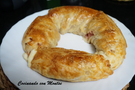 Rosca de hojaldre de jamón y queso