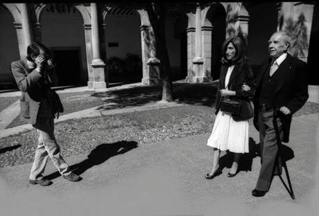 La imagen puede contener: 2 personas, personas de pie, calzado y exterior