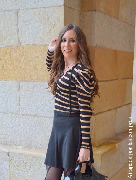 FALDA SKATER Y JERSEY DE MANGAS ABULLONADAS