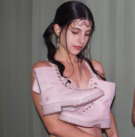 Las controversiales y diamantadas “Combat Boots” Las controversiales y diamantadas “Combat Boots”