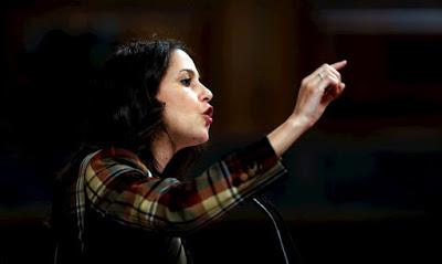 Sánchez perdió ayer la primera votación, pero confía en que el martes sea investido presidente.