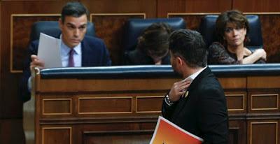 Sánchez perdió ayer la primera votación, pero confía en que el martes sea investido presidente.