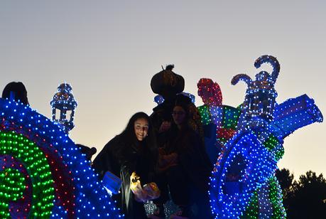 Sus Majestades los Reyes Magos de Oriente pasean por la ciudad en el tradicional desfile