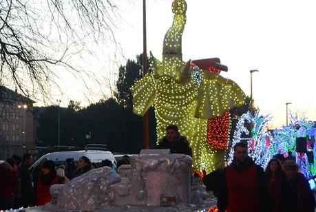 Sus Majestades los Reyes Magos de Oriente pasean por la ciudad en el tradicional desfile