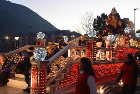 Sus Majestades los Reyes Magos de Oriente pasean por la ciudad en el tradicional desfile