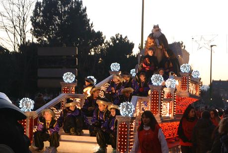 Sus Majestades los Reyes Magos de Oriente pasean por la ciudad en el tradicional desfile