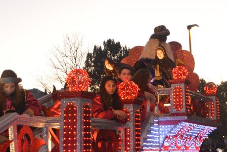 Sus Majestades los Reyes Magos de Oriente pasean por la ciudad en el tradicional desfile
