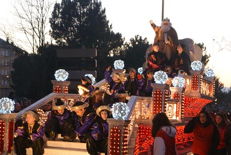 Sus Majestades los Reyes Magos de Oriente pasean por la ciudad en el tradicional desfile