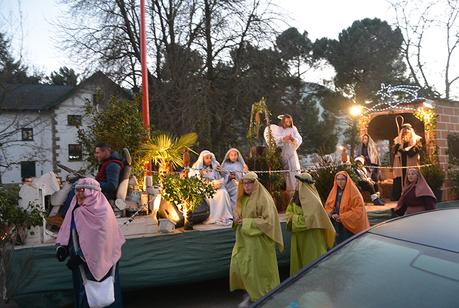Sus Majestades los Reyes Magos de Oriente pasean por la ciudad en el tradicional desfile
