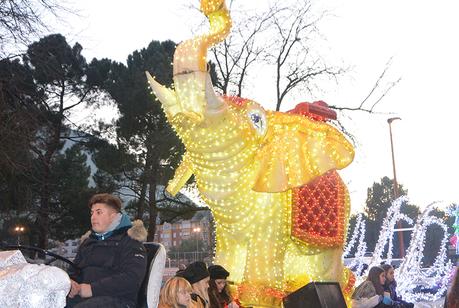 Sus Majestades los Reyes Magos de Oriente pasean por la ciudad en el tradicional desfile