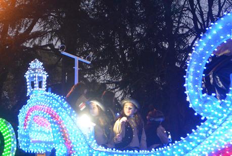 Sus Majestades los Reyes Magos de Oriente pasean por la ciudad en el tradicional desfile