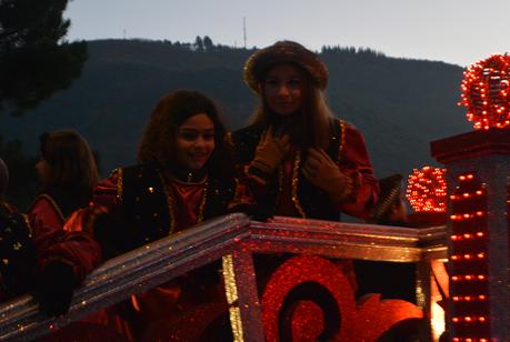Sus Majestades los Reyes Magos de Oriente pasean por la ciudad en el tradicional desfile