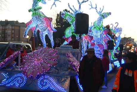 Sus Majestades los Reyes Magos de Oriente pasean por la ciudad en el tradicional desfile