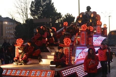 Sus Majestades los Reyes Magos de Oriente pasean por la ciudad en el tradicional desfile