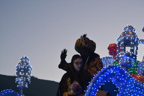 Sus Majestades los Reyes Magos de Oriente pasean por la ciudad en el tradicional desfile