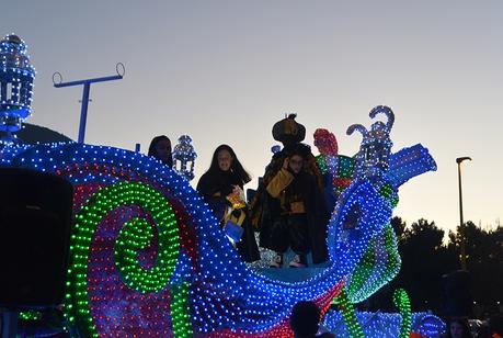 Sus Majestades los Reyes Magos de Oriente pasean por la ciudad en el tradicional desfile