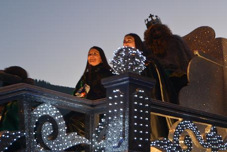Sus Majestades los Reyes Magos de Oriente pasean por la ciudad en el tradicional desfile