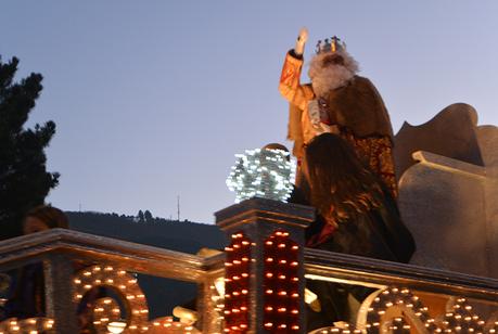Sus Majestades los Reyes Magos de Oriente pasean por la ciudad en el tradicional desfile