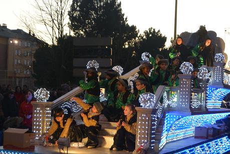 Sus Majestades los Reyes Magos de Oriente pasean por la ciudad en el tradicional desfile