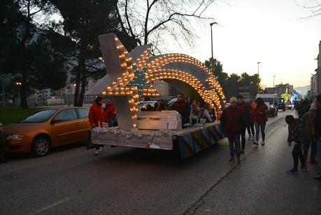 Sus Majestades los Reyes Magos de Oriente pasean por la ciudad en el tradicional desfile
