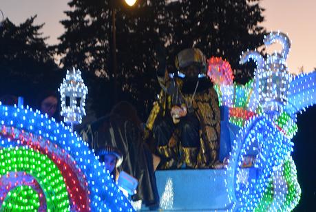 Sus Majestades los Reyes Magos de Oriente pasean por la ciudad en el tradicional desfile
