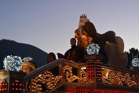 Sus Majestades los Reyes Magos de Oriente pasean por la ciudad en el tradicional desfile
