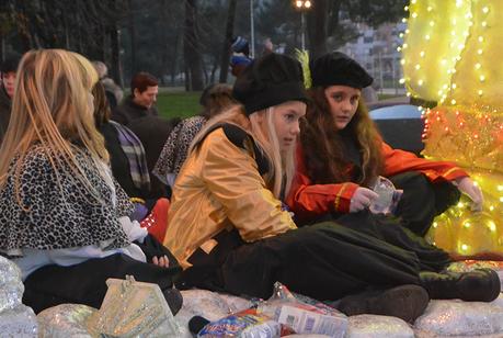 Sus Majestades los Reyes Magos de Oriente pasean por la ciudad en el tradicional desfile