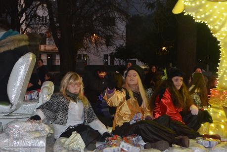 Sus Majestades los Reyes Magos de Oriente pasean por la ciudad en el tradicional desfile