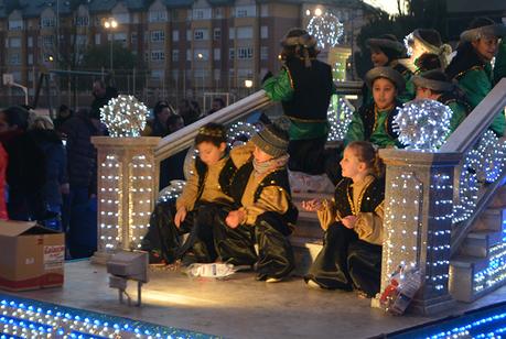 Sus Majestades los Reyes Magos de Oriente pasean por la ciudad en el tradicional desfile