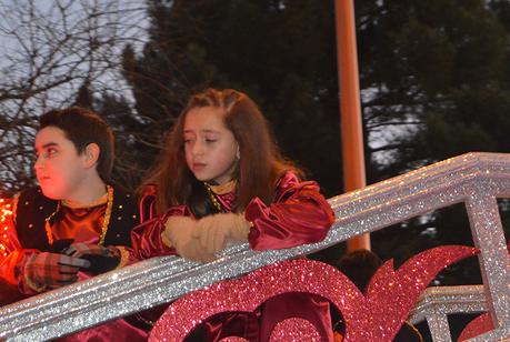Sus Majestades los Reyes Magos de Oriente pasean por la ciudad en el tradicional desfile