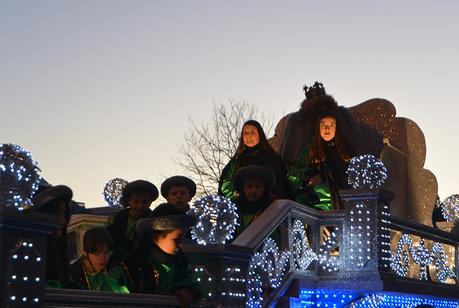Sus Majestades los Reyes Magos de Oriente pasean por la ciudad en el tradicional desfile
