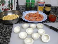 Ingredientes para huevos rellenos de langostinos.