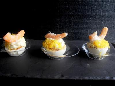 Huevos rellenos de langostinos.
