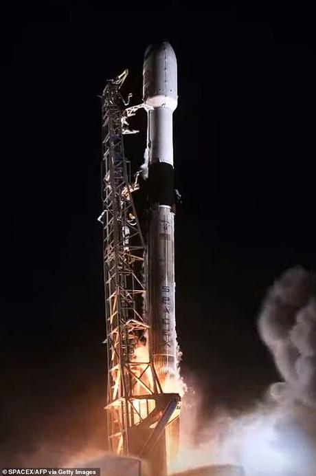SpaceX ha lanzado otros 60 satélites Starlink, incluyendo uno antirreflectante para tranquilizar a los astrónomos descontentos por la interferencia con la visión en sus telescopios